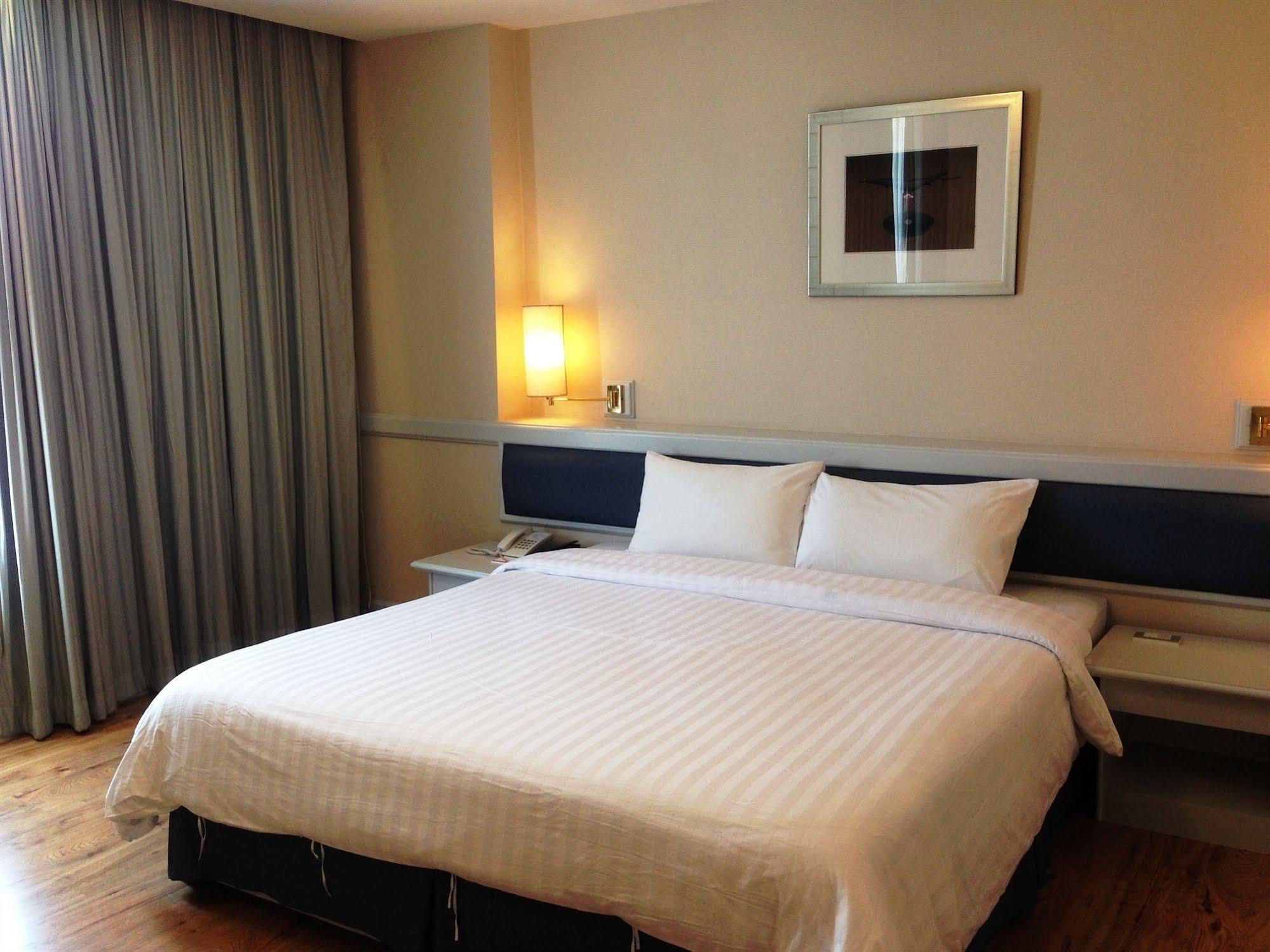 The City Hotel Sriracha By Bbh Japan Si Racha Eksteriør billede